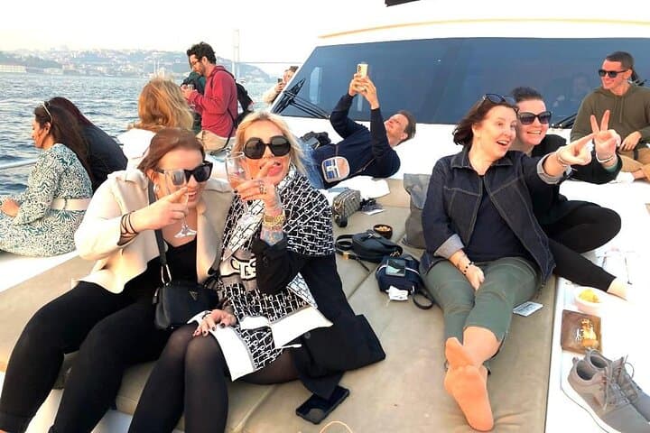 Bosphorus Guided Luxury Yacht Cruise with Live Guide (2 Hours)