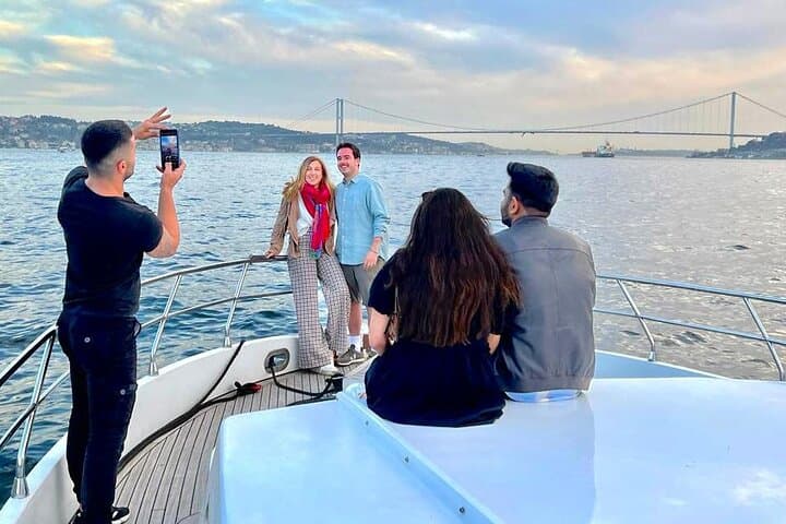 Bosphorus Guided Luxury Yacht Cruise with Live Guide (2 Hours)
