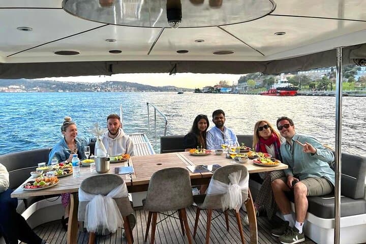 Bosphorus Guided Luxury Yacht Cruise with Live Guide (2 Hours)
