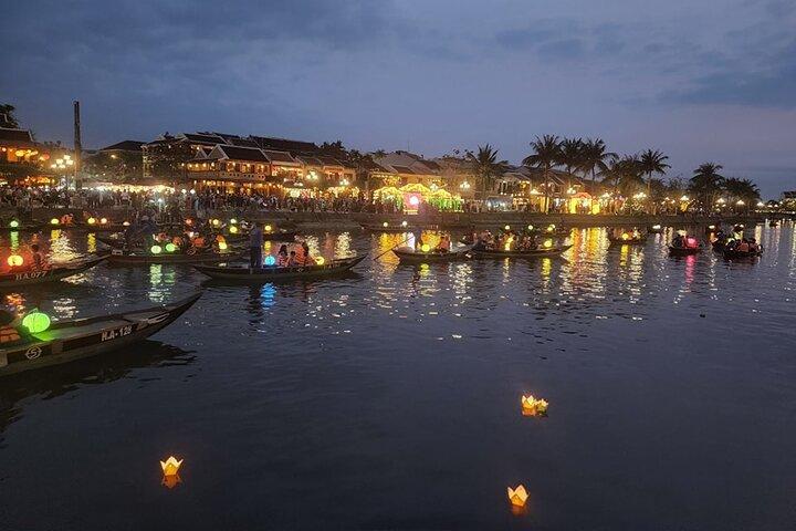 Hoi An nattmarknad med Hoi en vandringstur, Färgglada lyktor, Båttur