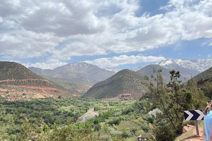 アトラス山脈の旅、ラクダ乗り、ベルベル人の村と滝