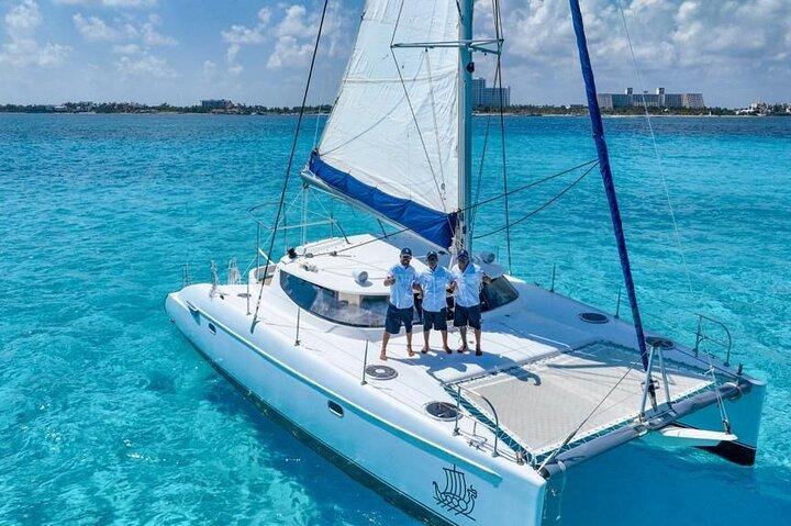 Navegación y snorkel en un catamarán de lujo a Isla Mujeres