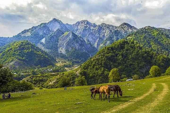 山、湖、滝を巡る 1 日 GABALA ツアー