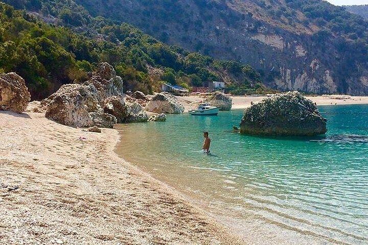 Visitez la plage de Kroreza en bateau