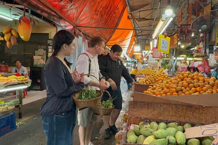 最大の市場訪問とトゥクトゥク乗車による本格的なタイ料理