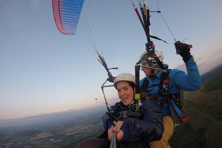 Experiencia de parapente en tándem en Brecon Beacons