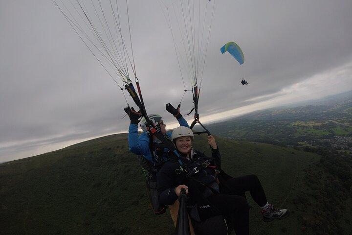 Experiencia de parapente en tándem en Brecon Beacons
