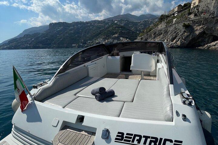 Tour Privato in Barca di Intera Giornata nella Costa Amalfitana