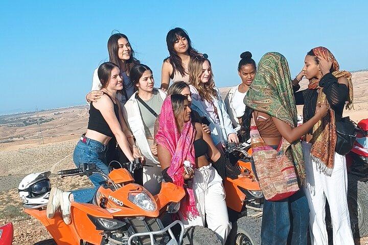 Giro in quad e giro in cammello nel deserto di Agafay con cena e spettacolo