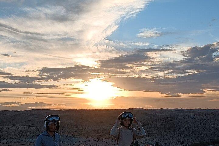 Giro in quad e giro in cammello nel deserto di Agafay con cena e spettacolo