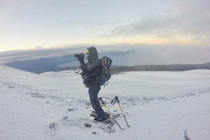 オソルノ火山の氷河までの日の出ハイキング