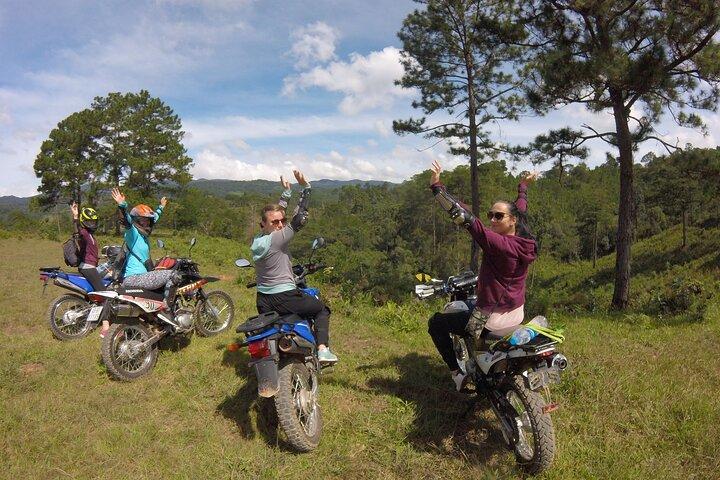 象の滝への終日ダラットダートバイクライド
