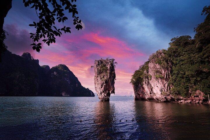 Canoa da mare al crepuscolo di James Bond e plancton luminoso da Phuket