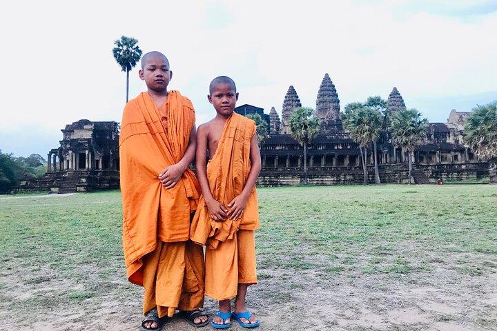 1-Day Temple Tour: Explore Rolous Group, Grand Circuit & Sunset