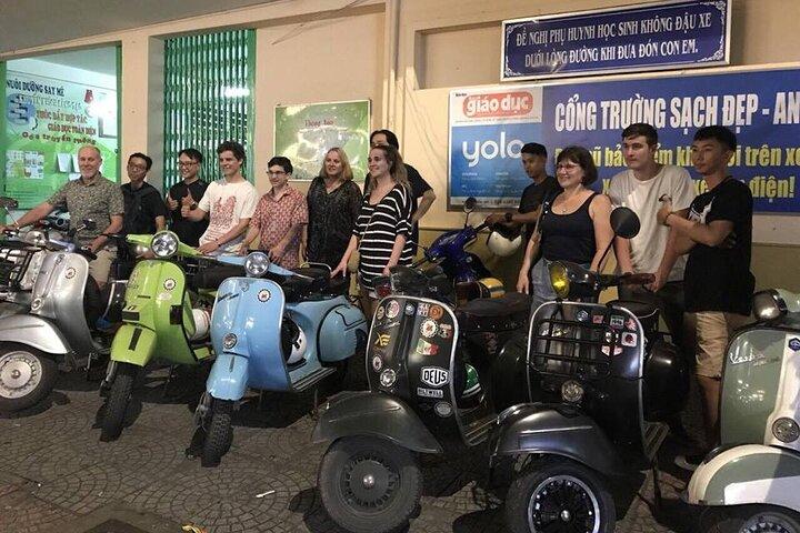 Saigon Nightlife Tour de meio dia por Vespa Vintage/Motorcycle
