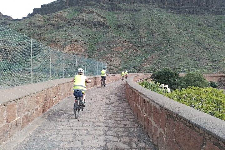 E-Bike Mountain Tour dentro de um parque natural + opção Tapas em uma caverna