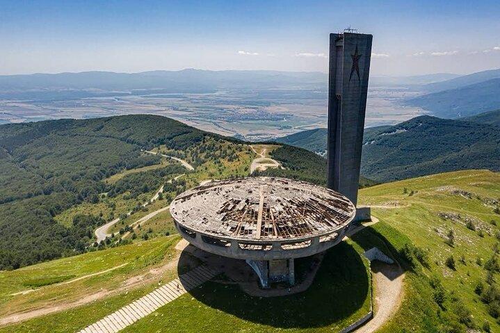 Buzludzha-monumentet och Tsarevets fästning i Bulgarien Privat