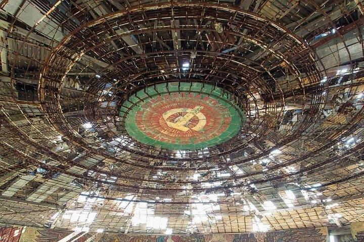 Buzludzha-monumentet och Tsarevets fästning i Bulgarien Privat