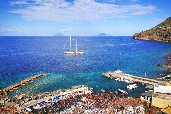 Private and guided tour of Salina: Discovering the Green Island