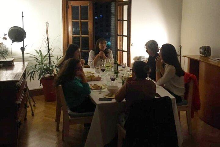 Jantar argentino autêntico em apartamento do século XIX