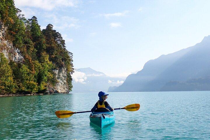 Kajaktur i Turquoise-sjön Brienz