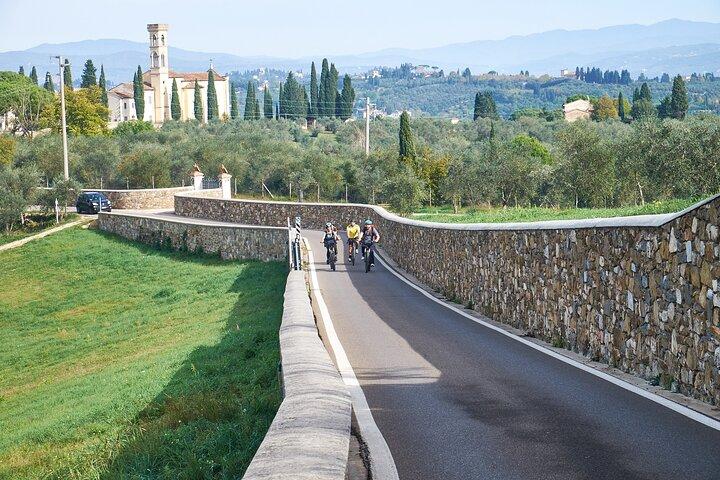 E-bikeキアンティ・クラシコ＆トスカーナツアー＆ワイン＆ファームでのランチ付き