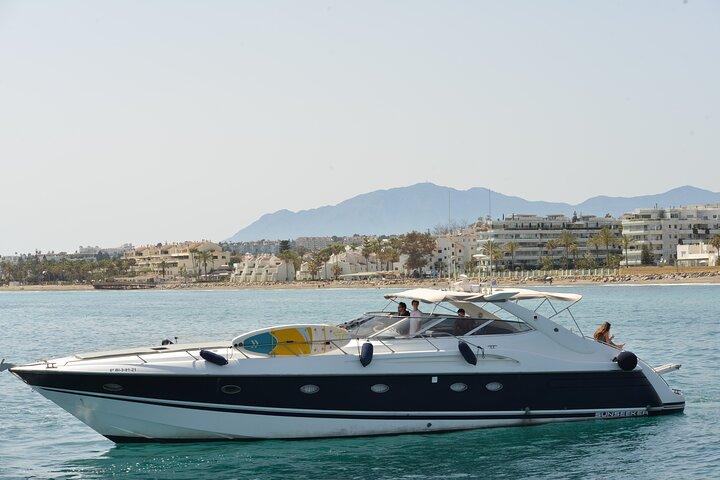 Nyd Marbellakysten på Sunseeker 63 Predator Yacht