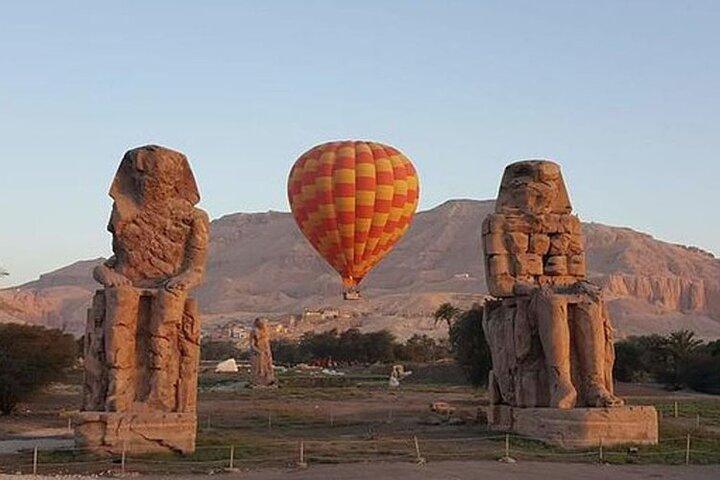 Un paquete de globo aerostático de Luxor con tour de día completo de Luxor