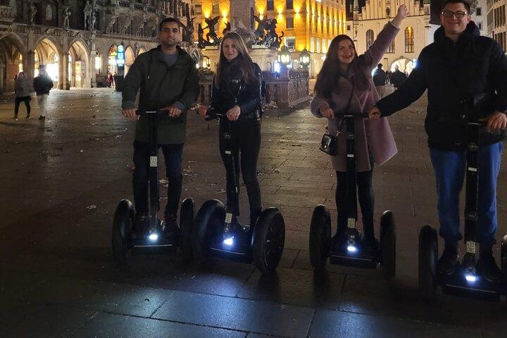 Excursão noturna de 2 horas em Segway Discovery em Munique