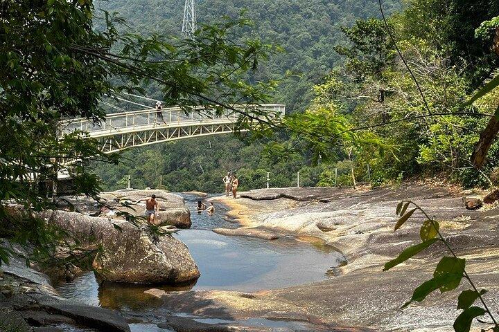 テラガ・トゥジュ滝半日ツアーと聖なる青いプールツアー