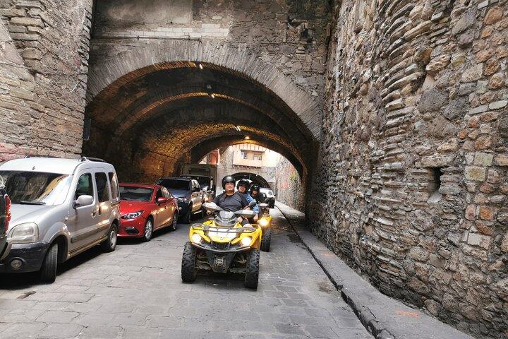 ATV attraverso le montagne e la città di Guanajuato