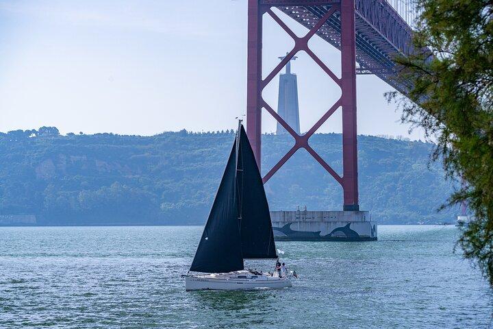 Private sailboat tour in Lisbon