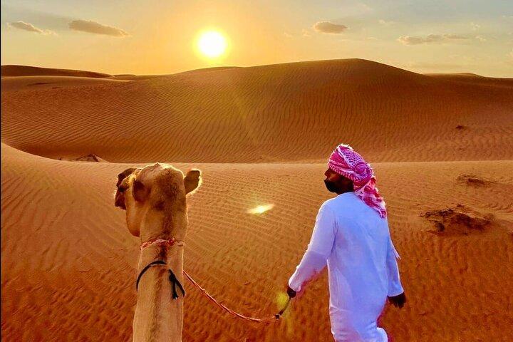 プライベート1日ワディバニハリド砂漠の夕日観賞付き