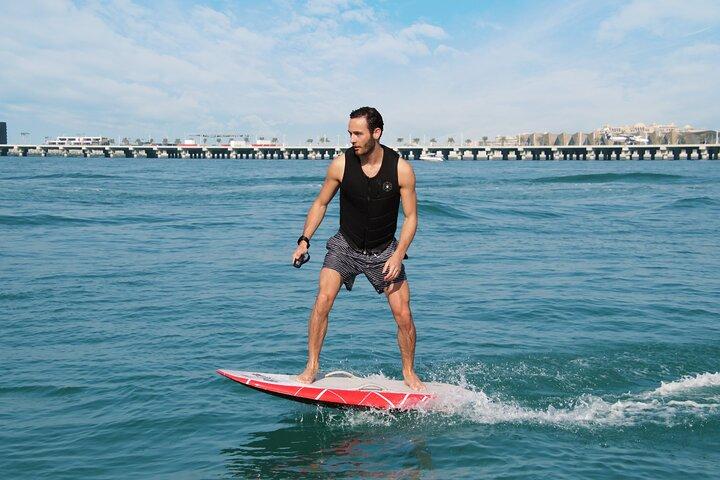 EAttività con tavole da surf con foil e aliscafo a Dubai