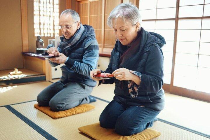 伝統的な茶室での東京茶道教室