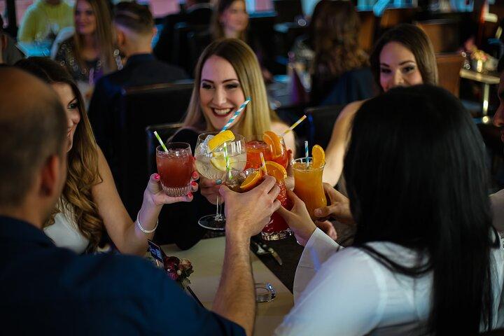 ブダペスト・ドナウ・イブニングクルーズ（飲み物とフォークショー付き）