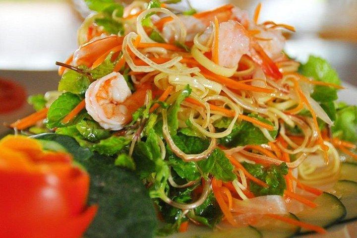 ホイアン料理教室（市場見学と竹かごボート乗船付き）