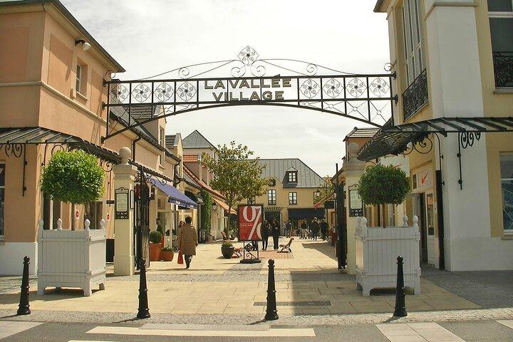 Traslado privado redondo de medio día a La Vallée Village desde París