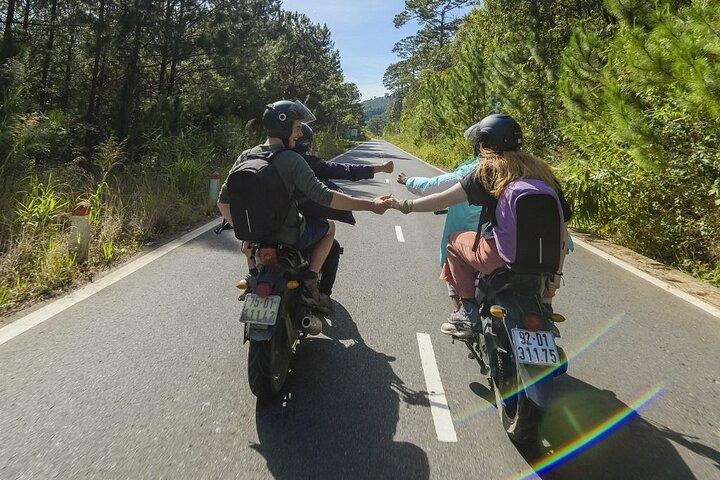 Avventura in moto nella cascata del gruppo Easy Rider di Da Lat