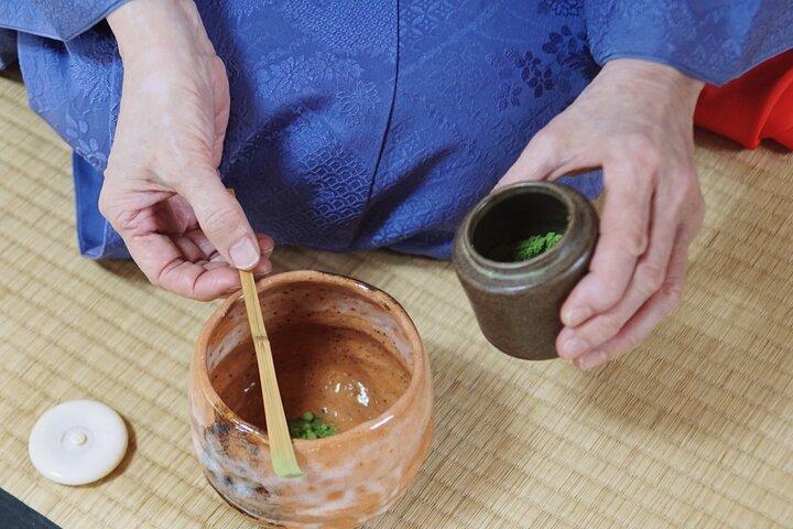 伝統的な茶室での東京茶道教室