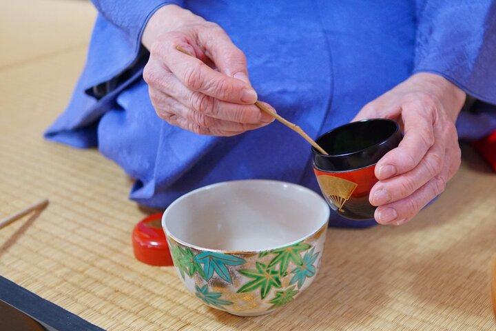 伝統的な茶室での東京茶道教室