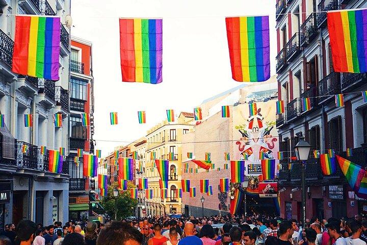 Tour de tapas y bebidas por el distrito LGBTQ en Madrid