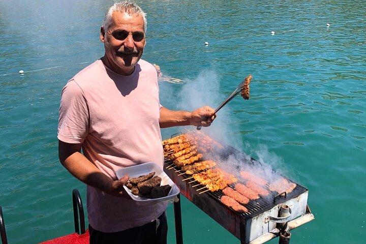 Alanya: Entspannende Bootstour mit Mittagessen, alkoholfreien Getränken und Transfer