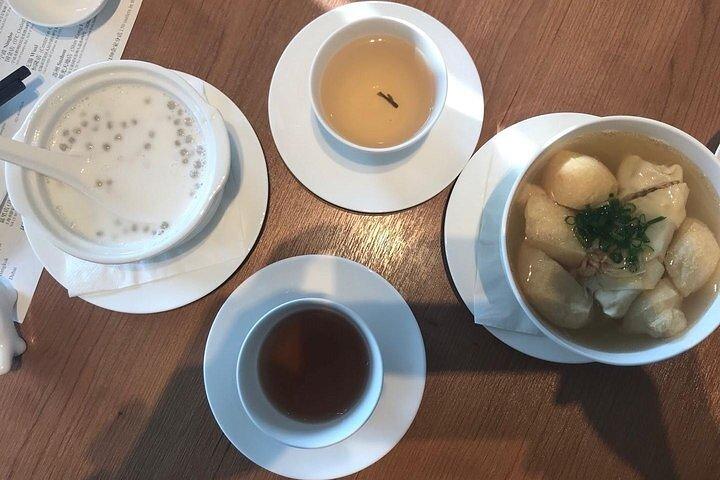 Tour gastronómico privado de Guangzhou Yumcha y exploración del mercado de alimentos local
