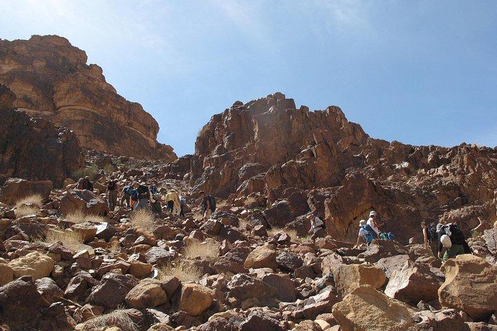 ヨルダンの最高峰、ウンム・アド・ダミへのハイキングと食事と滞在