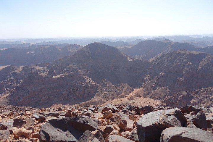 ヨルダンの最高峰、ウンム・アド・ダミへのハイキングと食事と滞在