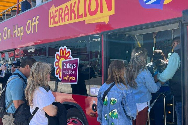 イラクリオンの乗り降り自由の観光バス ツアー