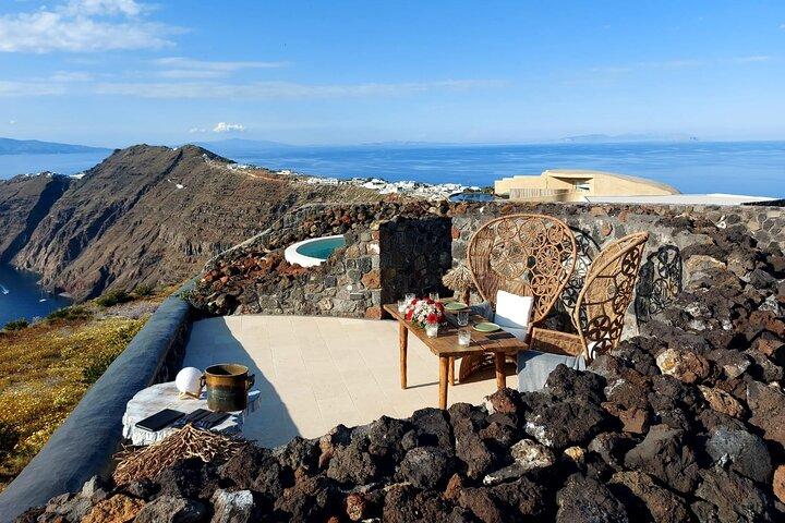 サントリーニ島のカルデラの景色を望むロマンチックなプライベート サンセット ディナー