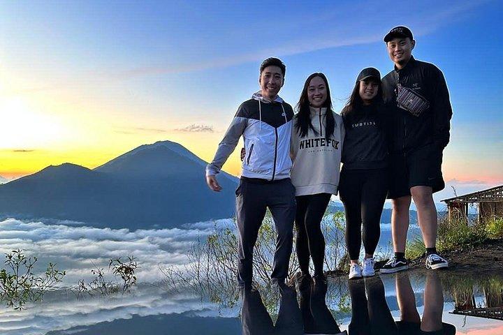バトゥール火山トレッキングと温泉プライベートガイドツアー