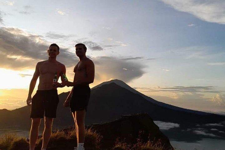 バトゥール火山トレッキングと温泉プライベートガイドツアー